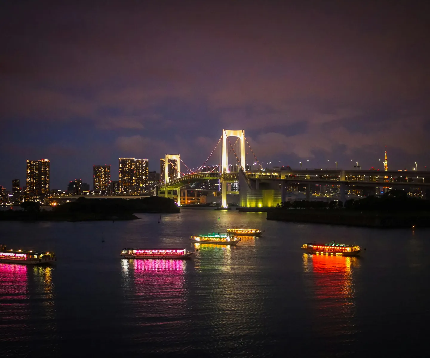 Japan boat yakatabune night pexels.jpg