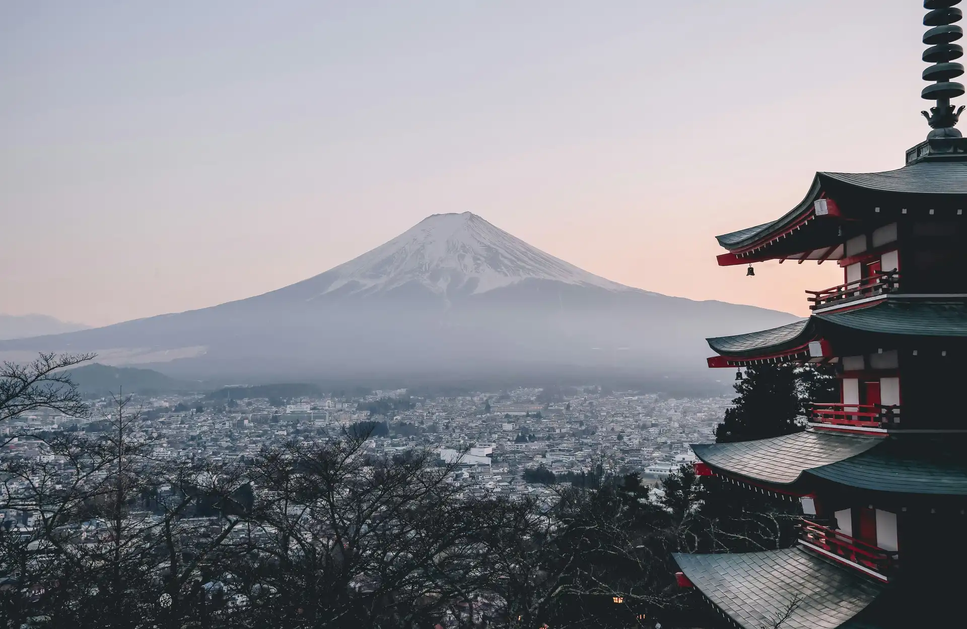 Voyage au Japon – Vue iconique sur le Mont Fuji enneigé et la pagode Chureito à Fujiyoshida au lever du soleil