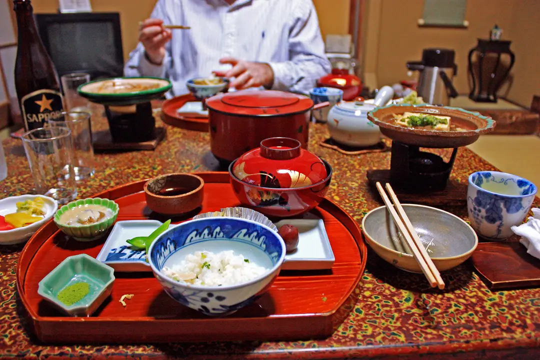Vaisselles japonaises pour un repas kaiseki