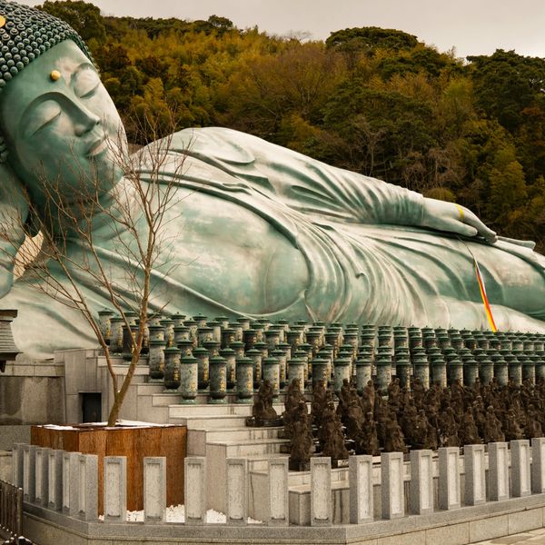 Voyage en Asie – statue du Bouddha couché au temple Nanzoin près de Fukuoka
