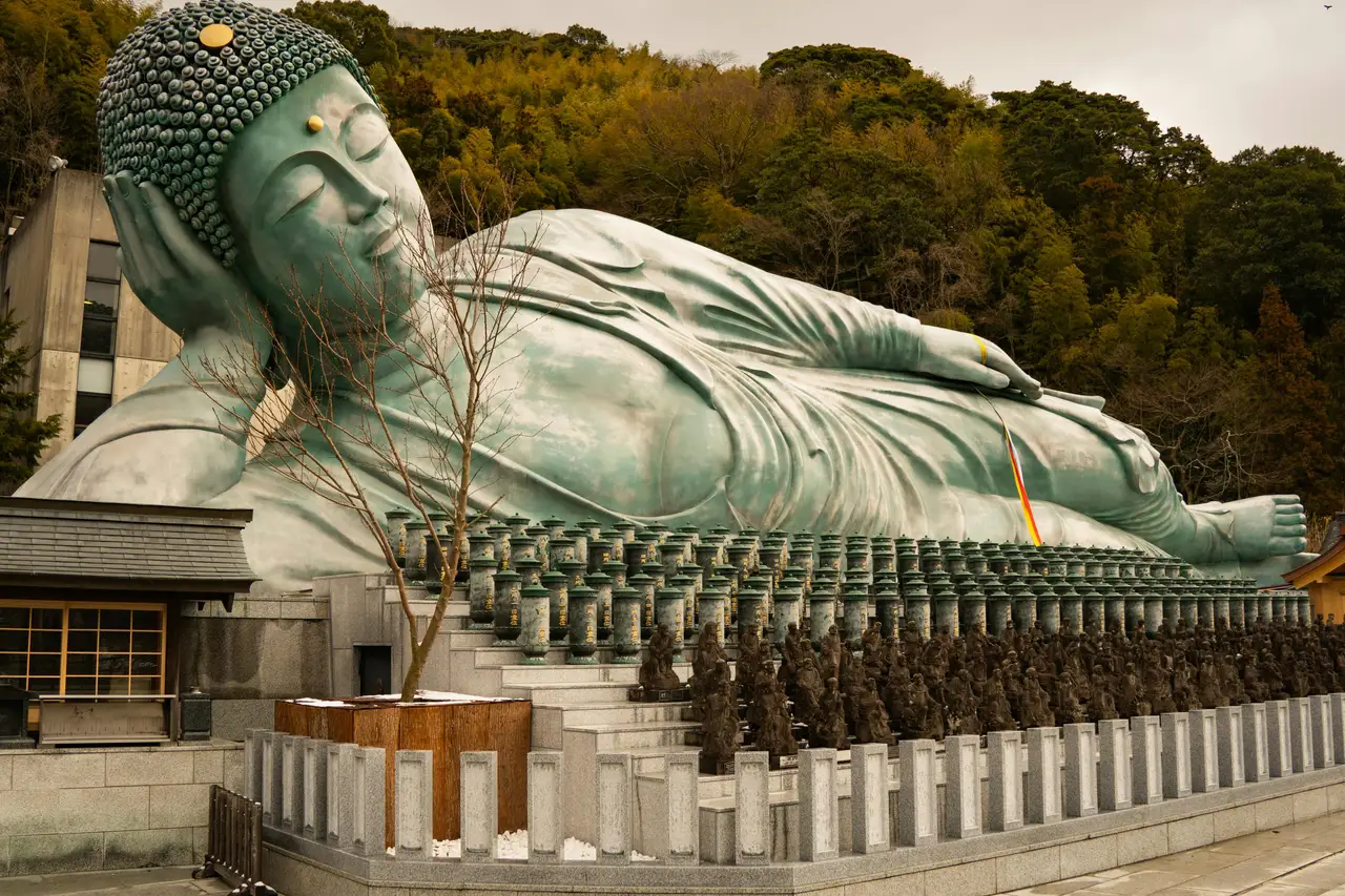 Voyage en Asie – statue du Bouddha couché au temple Nanzoin près de Fukuoka