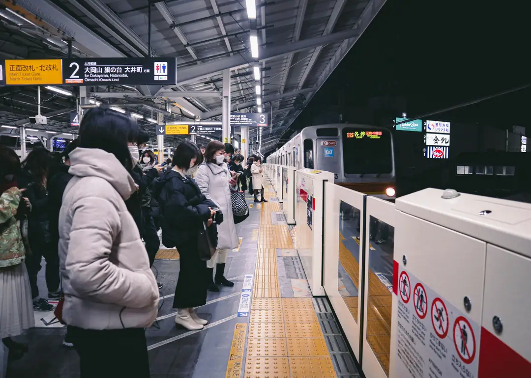Quai d'une gare au Japon