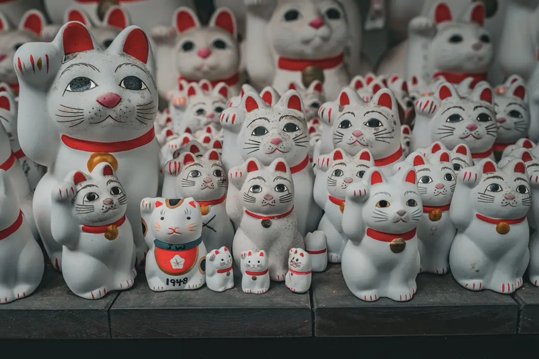 Centaines de figurines blanches de chats porte-bonheur Maneki-neko alignées au temple Gotoku-ji à Tokyo