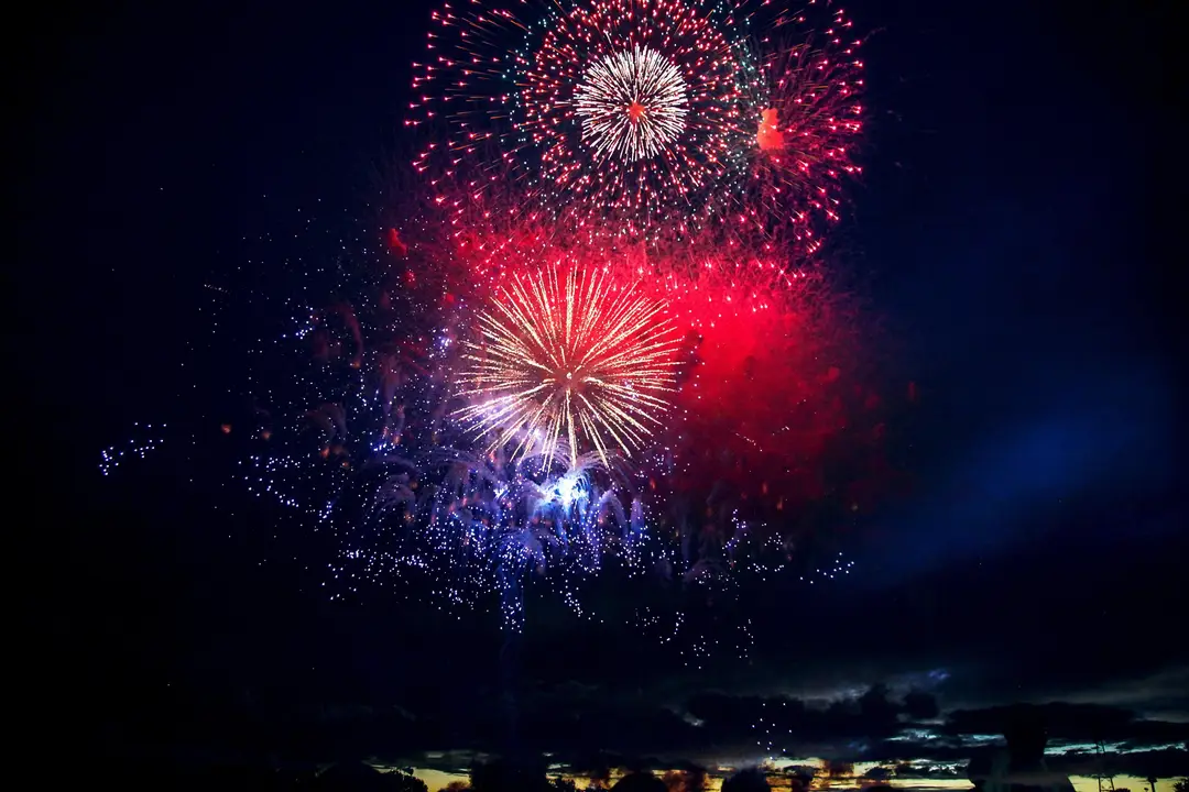 Voyage au Japon – Grand feu d'artifice traditionnel éclantant de couleurs rouges et blanches dans le ciel nocturne lors du Tenjin Matsuri à Osaka.