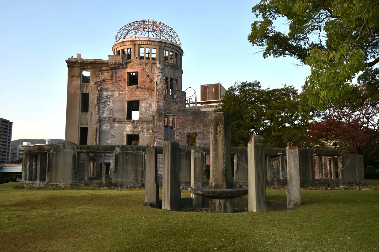Voyage en Asie – Les vestiges du dôme de Genbaku, mémorial de la paix sous un ciel bleu à Hiroshima au Japon.