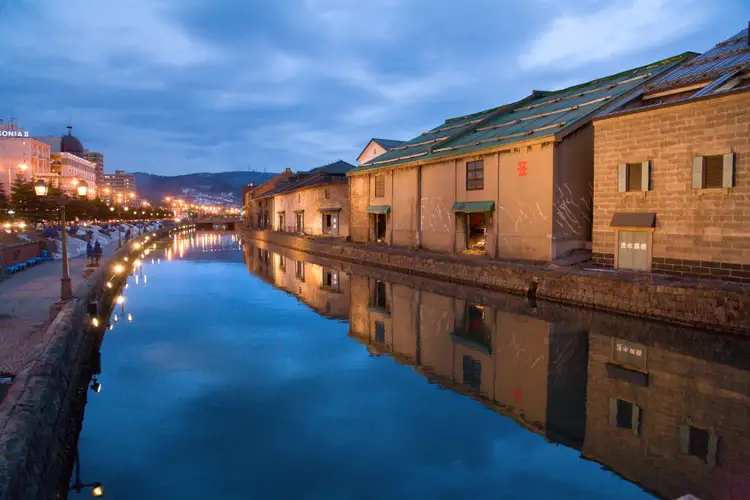 Escapade à Otaru — Vue du canal historique illuminé, proche de la rue Sakaimachi et de la distillerie Yoichi à Hokkaido.