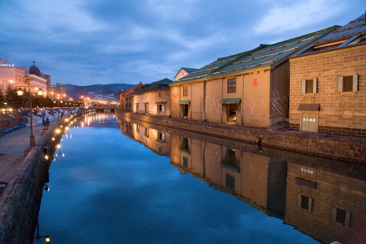 Escapade à Otaru — Vue du canal historique illuminé, proche de la rue Sakaimachi et de la distillerie Yoichi à Hokkaido.
