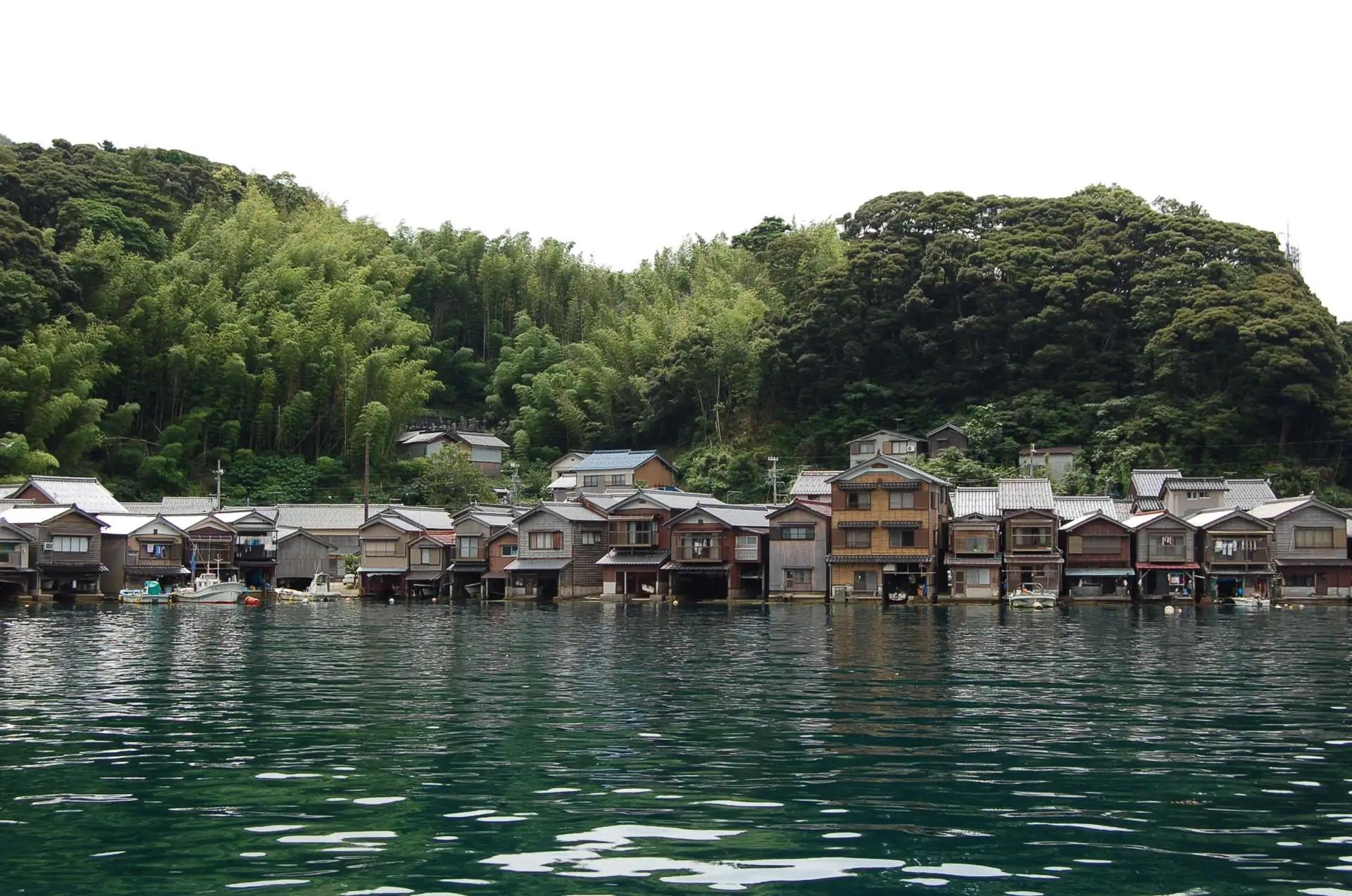 Vue depuis l'eau du village d'Ine à Amanohashidate au Japon