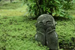 Jizo dans une foret de mousse au Japon