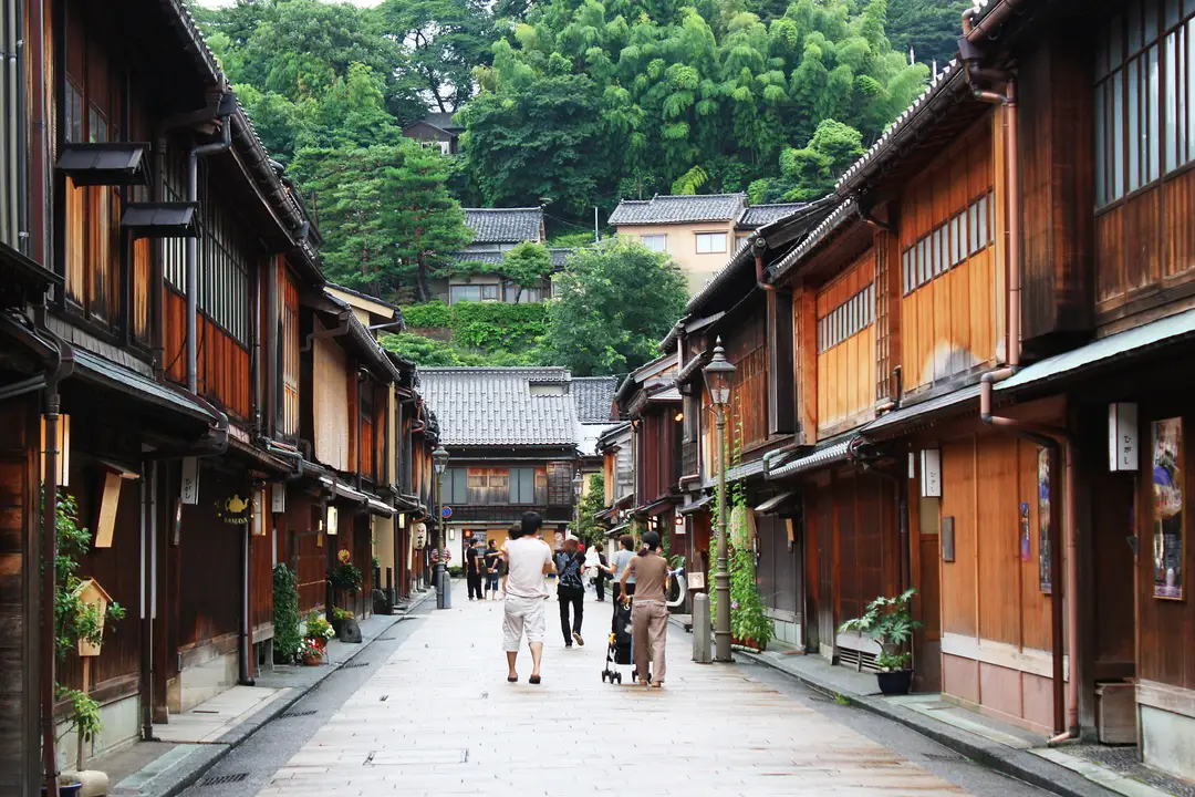 Voyage en Asie – Ruelle pavée bordée de maisons de thé traditionnelles en bois dans le quartier historique de Higashi Chaya à Kanazawa au Japon.