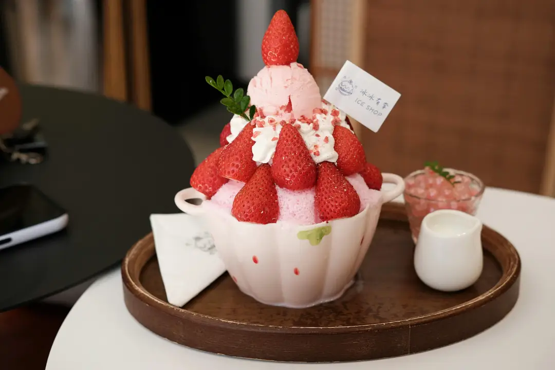 Dessert d'été avec le kakigori à la fraise