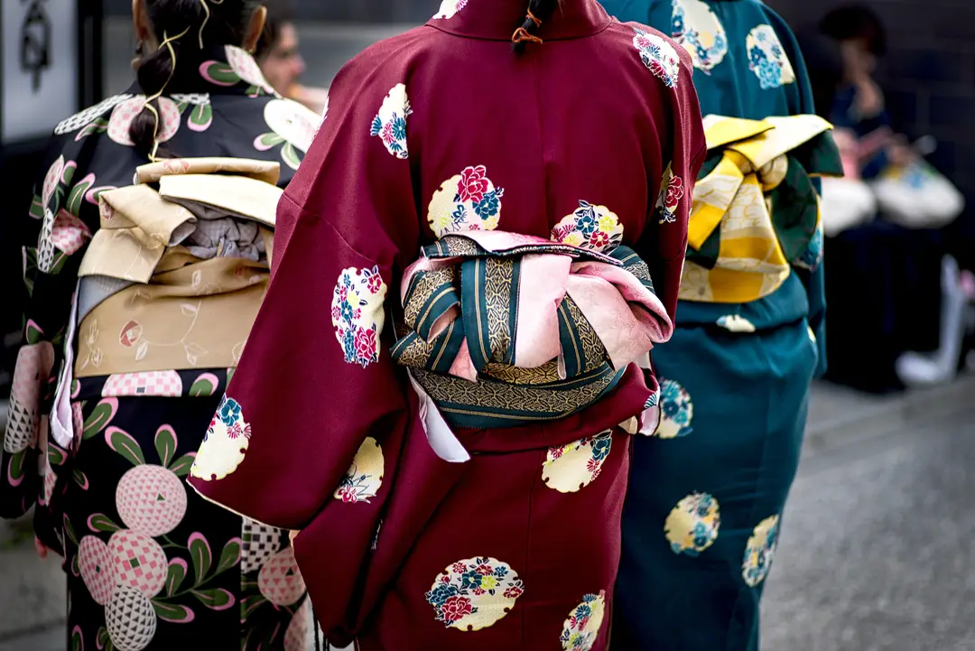 Jeunes femmes en kimono