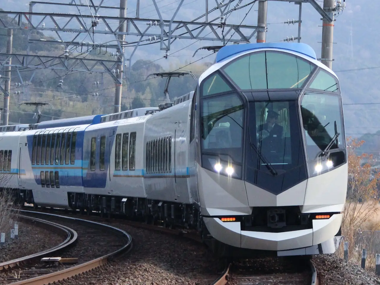 Le train express premium Kintetsu Shimakaze traversant les paysages japonais, offrant un voyage de luxe avec ses voitures panoramiques, une expérience exclusive incluse dans le circuit "Le Japon en train" de Shanti Travel.