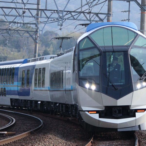 Le train express premium Kintetsu Shimakaze traversant les paysages japonais, offrant un voyage de luxe avec ses voitures panoramiques, une expérience exclusive incluse dans le circuit "Le Japon en train" de Shanti Travel.