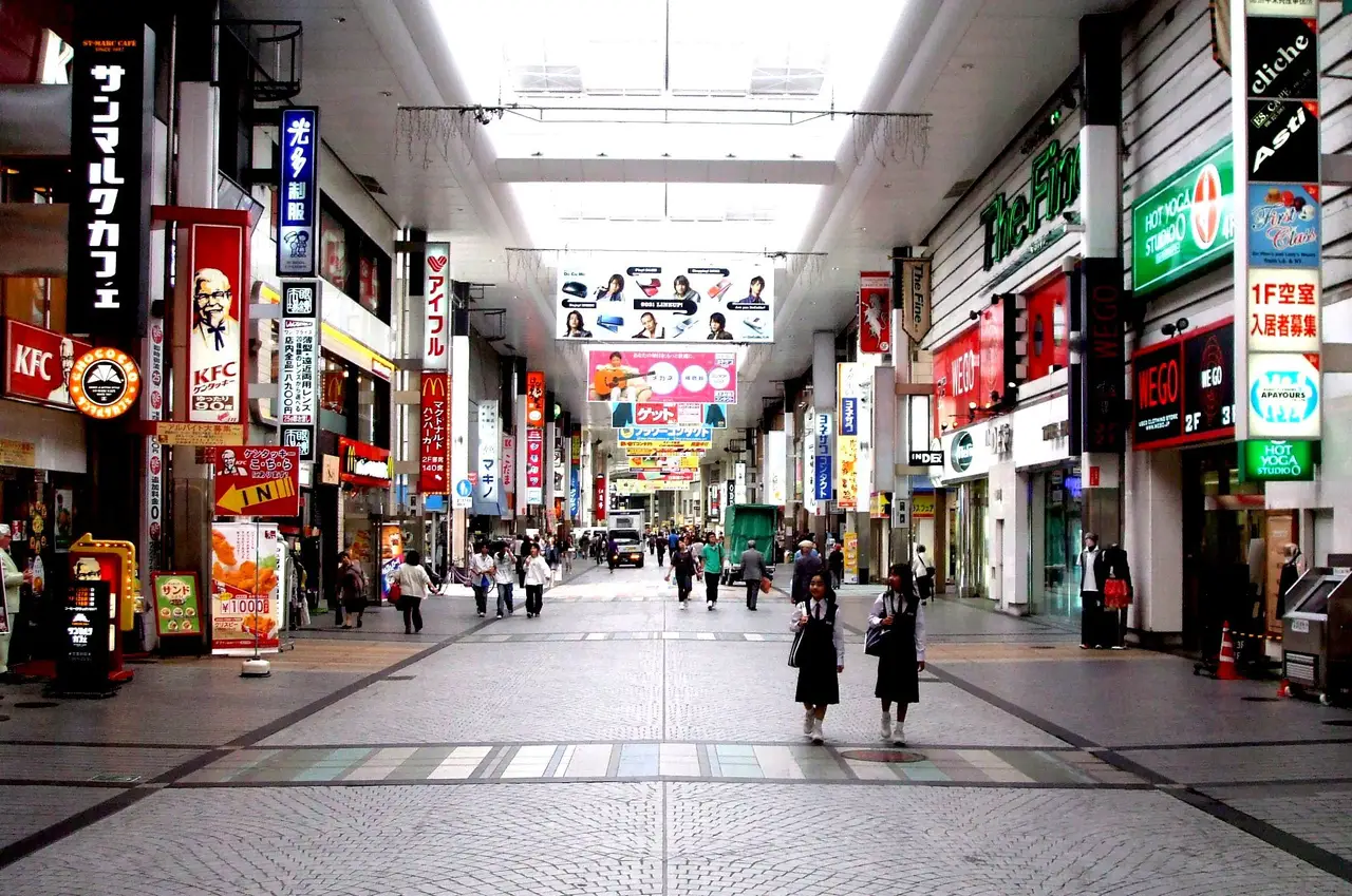 Voyage en Asie – salle d’arcade japonaise aux enseignes lumineuses