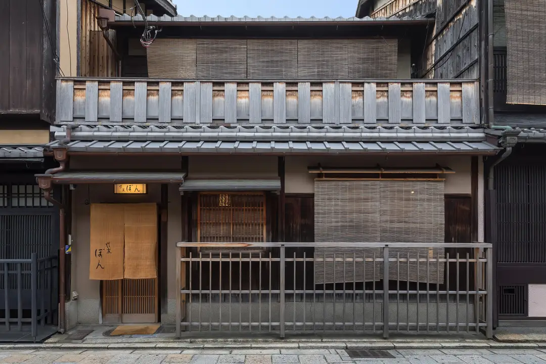 Voyage en Asie – façade d’une machiya traditionnelle en bois à Kyoto