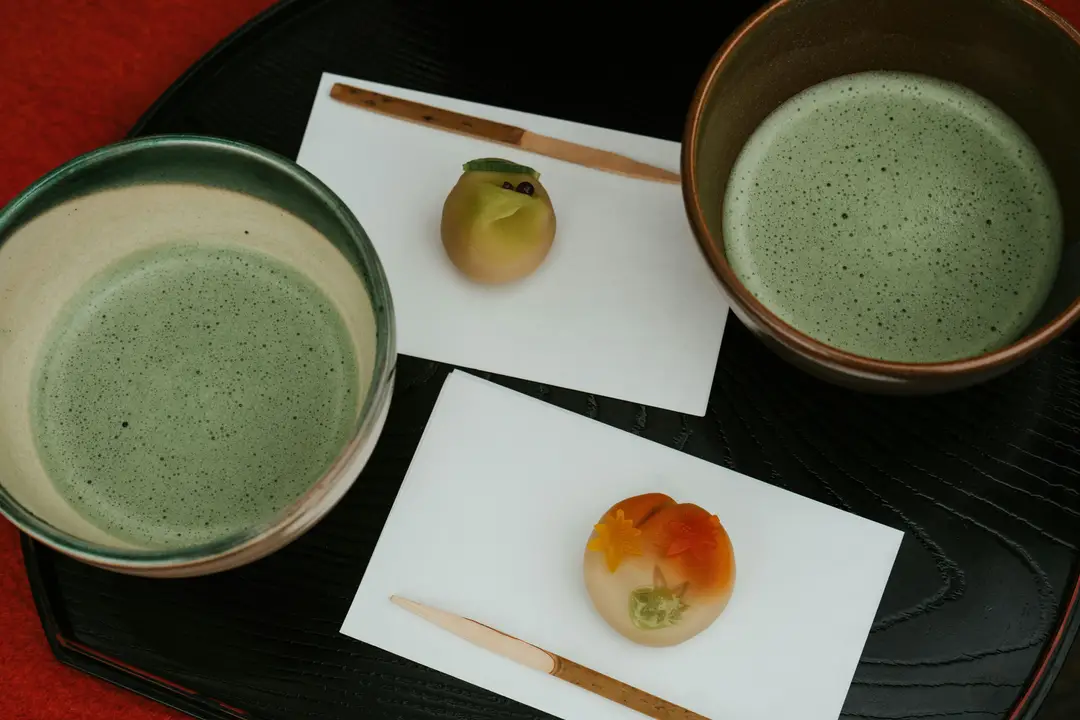 Présentation de wagashi et de matcha