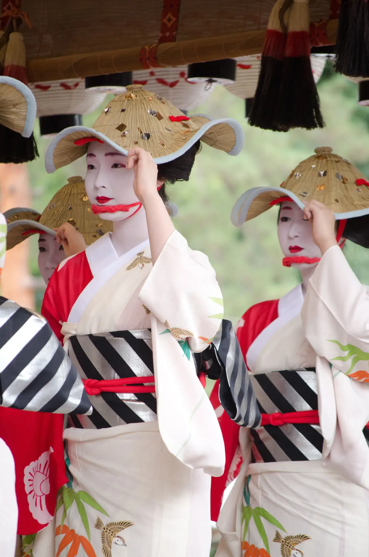 Danseuses japonaises en kimono traditionnel et chapeaux de paille Hanagasa lors d'un festival Matsuri au Japon.
