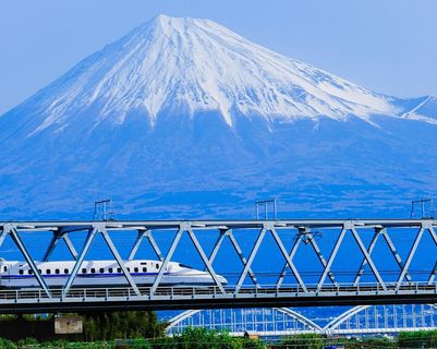 Vue sur le mont Fuji et un shinkansen.