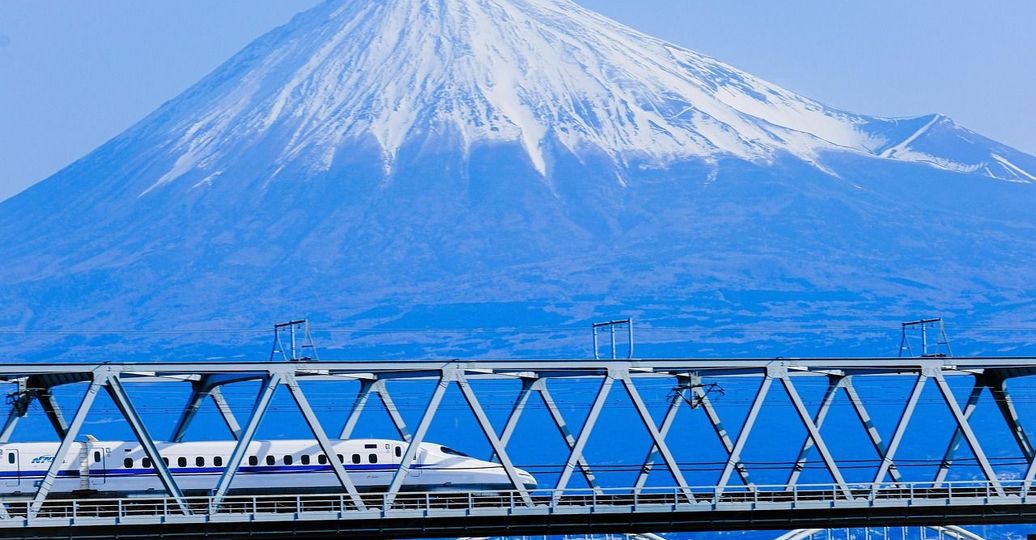 Vue sur le mont Fuji et un shinkansen.