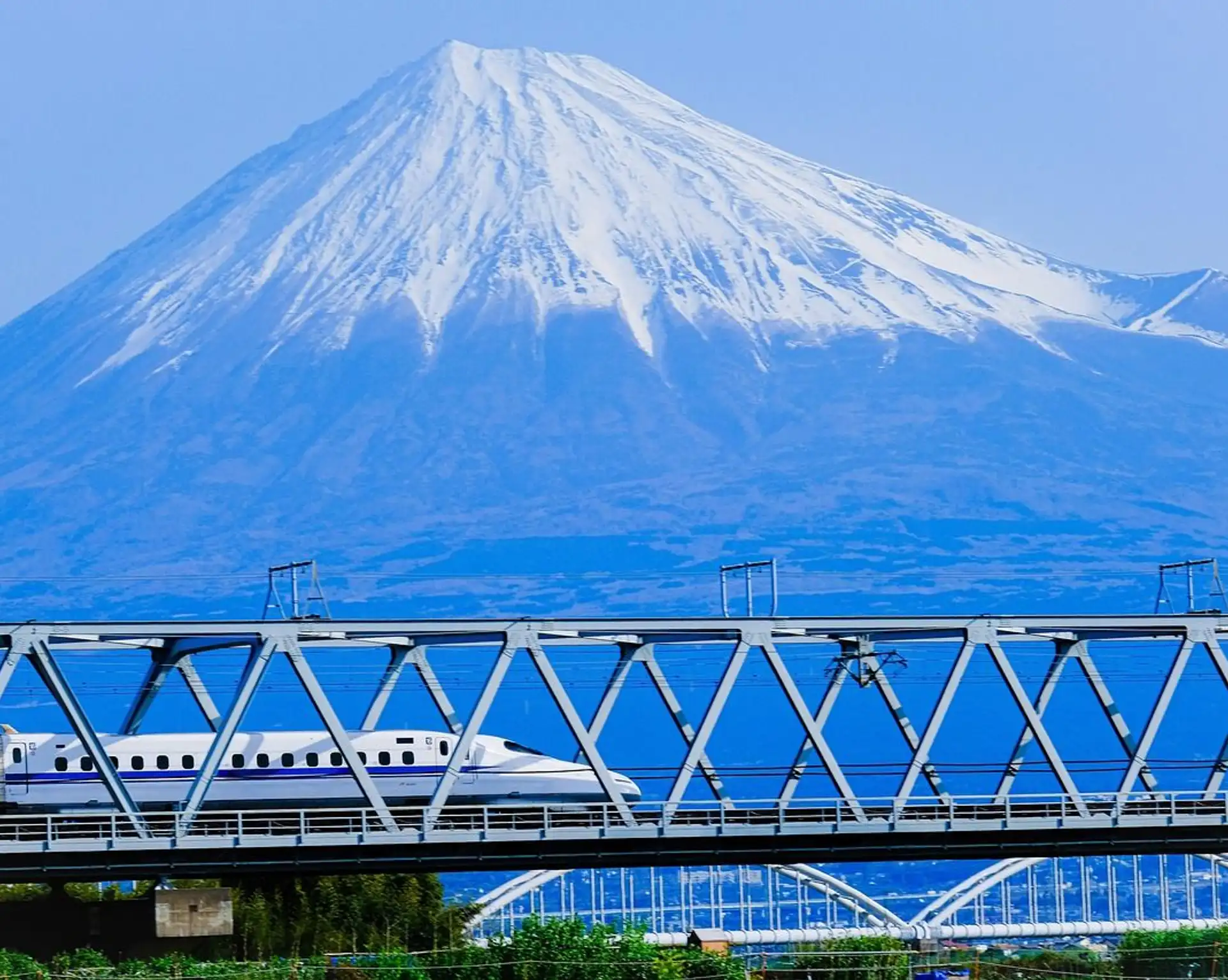 Vue sur le mont Fuji et un shinkansen.