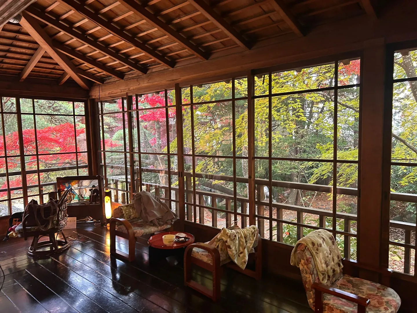 Pièce de la deumeure Nanshoso à Morioka avec les érables momiji