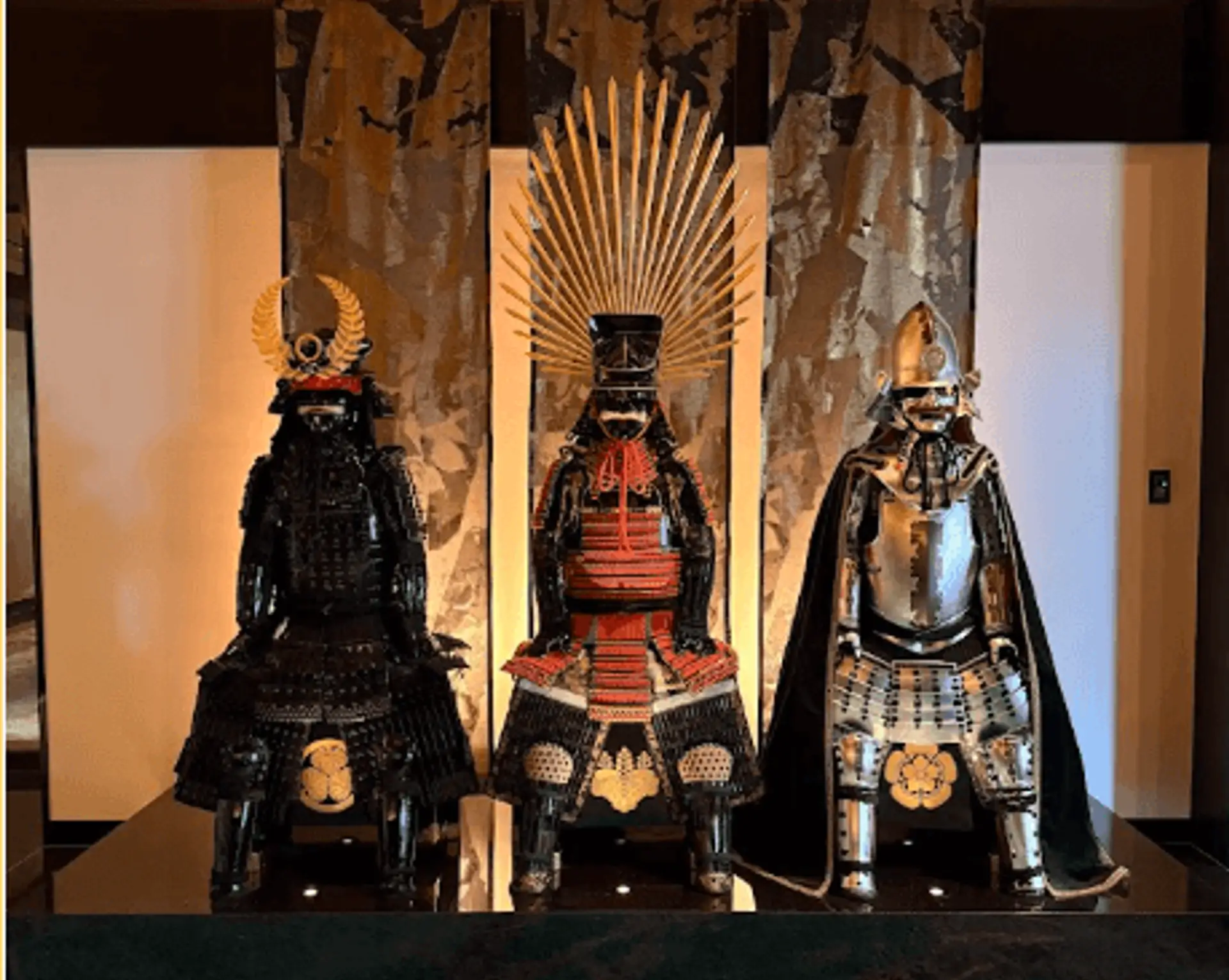 Visuel de 3 armures de samurai à Nagoya.