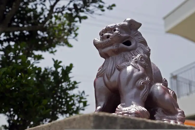 Statue de lion Shisa gardien traditionnel à Naha Okinawa culture Ryukyu
