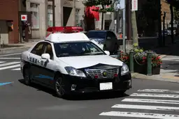 Sécurité au Japon — Un policier japonais devant un Koban, poste de police de proximité typique des quartiers nippons.