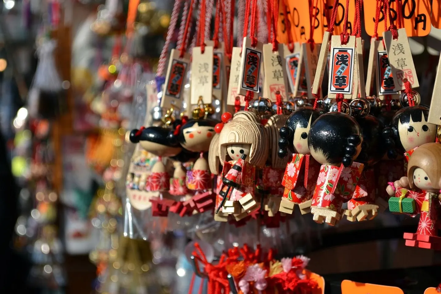 Voyage en Asie – poupée traditionnelle japonaise Kokeshi exposée en boutique