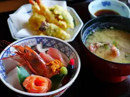 Plateau de sushis et sashimis variés avec saumon et thon frais dans un restaurant au Japon