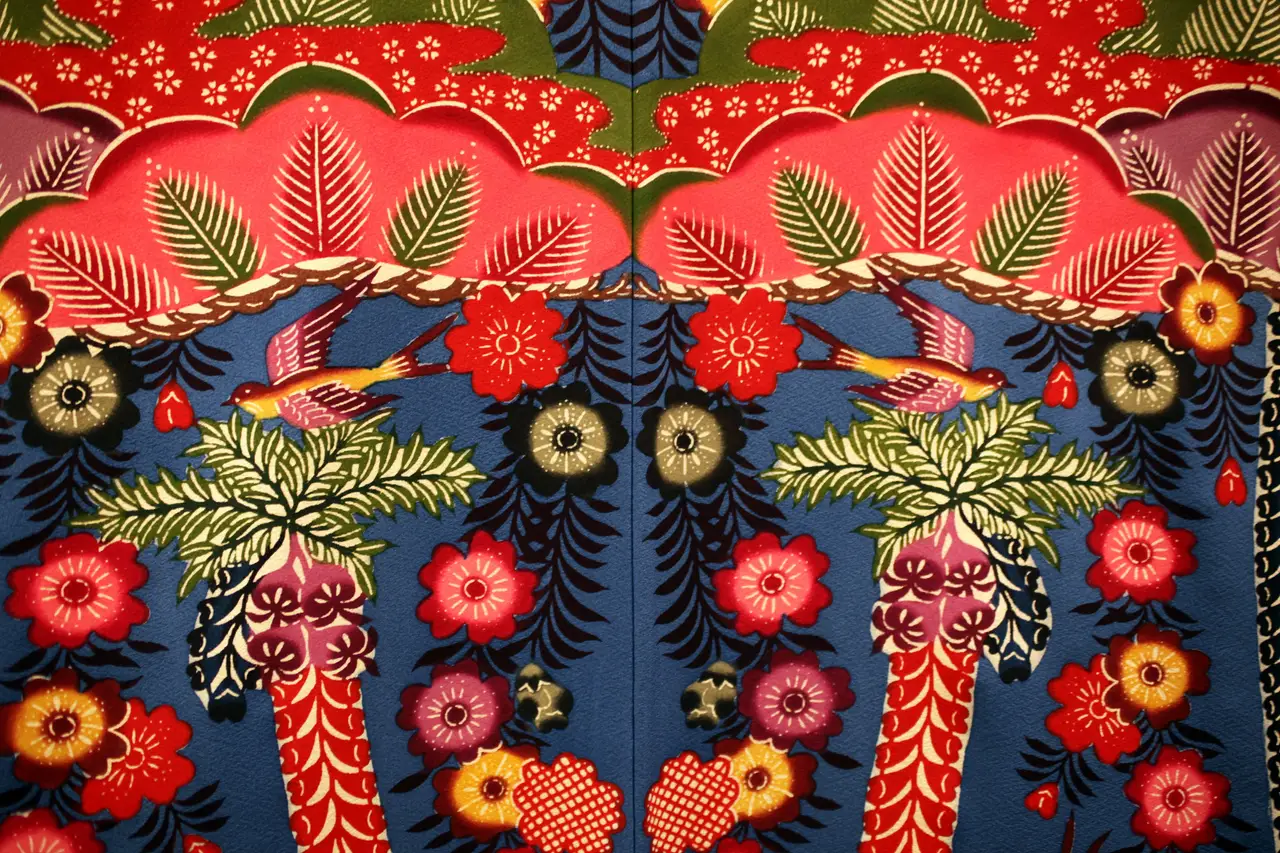 Voyage au Japon — Motifs colorés de la teinture traditionnelle Ryukyu Bingata, artisanat emblématique de l'archipel d'Okinawa.