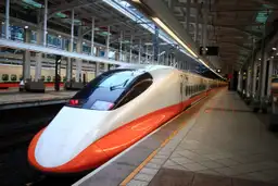 Voyage au Japon – Le train à grande vitesse Shinkansen à quai, pilier de la mobilité moderne japonaise.