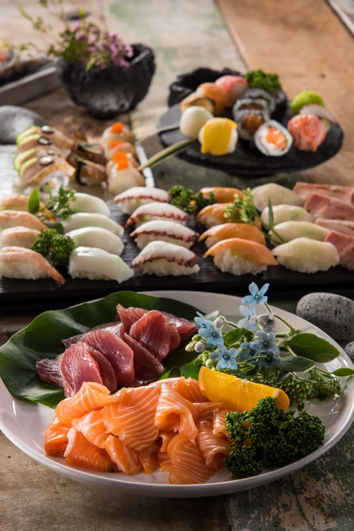 Plateau de sushi et sashimi