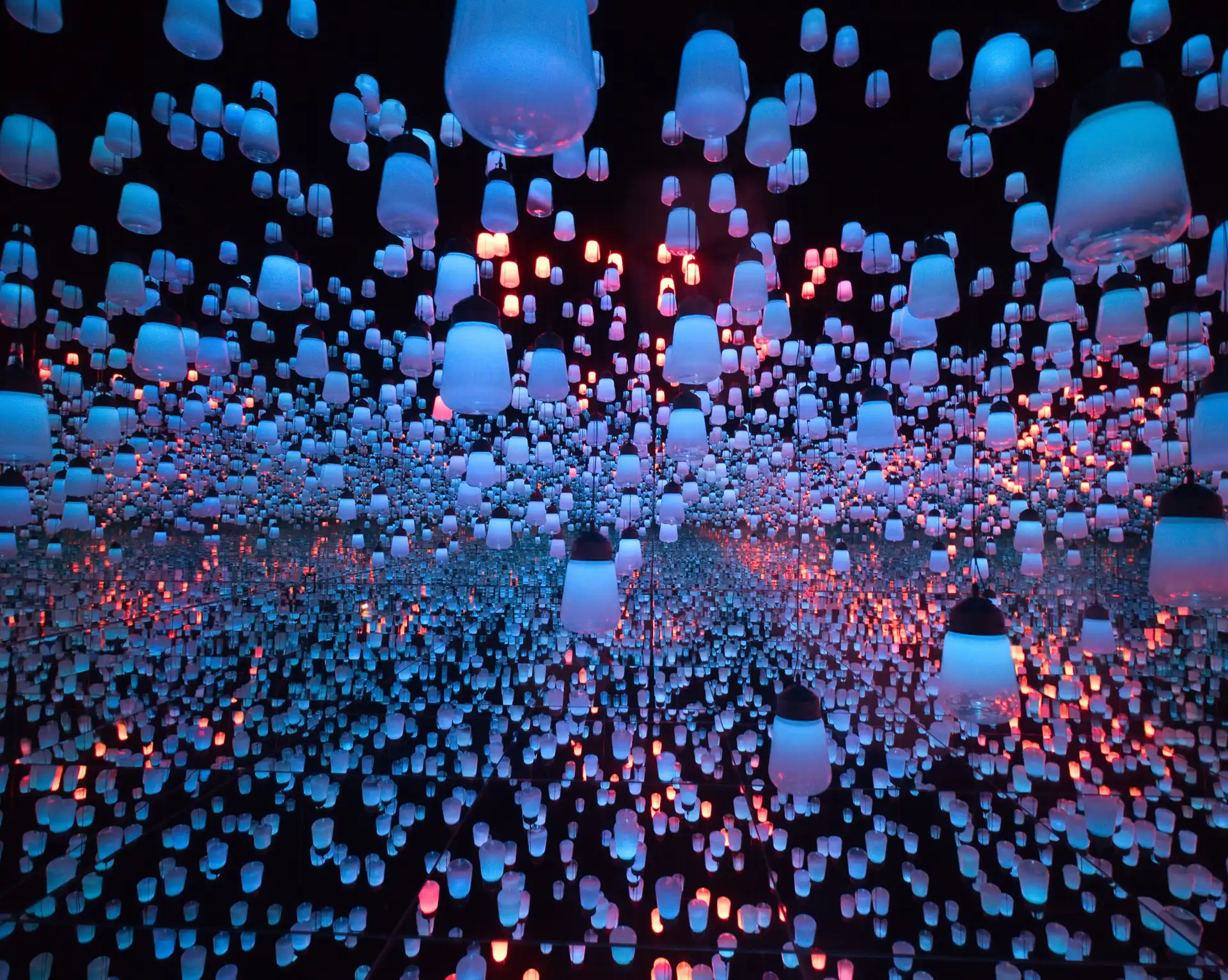 Installation artistique immersive et lumineuse composée de centaines de lanternes flottantes à l'exposition TeamLab Borderless à Tokyo.