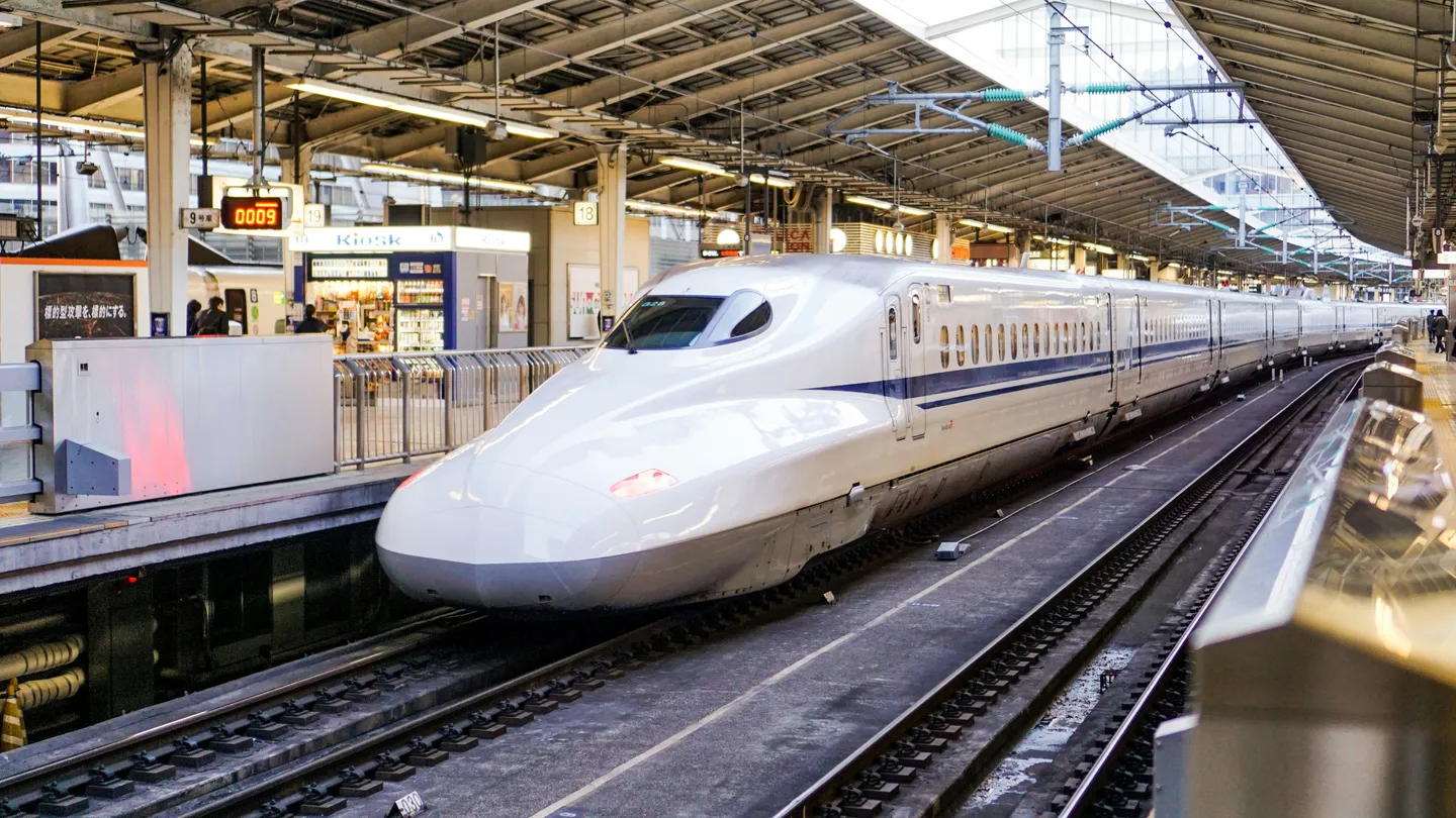 Shinkansen en gare au Japon, train à grande vitesse emblématique du réseau ferroviaire japonais