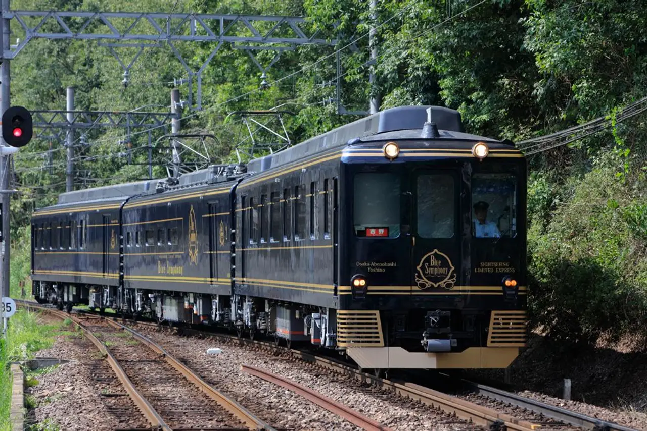 Vue de l'extérieur du train touristique Blue Symphony