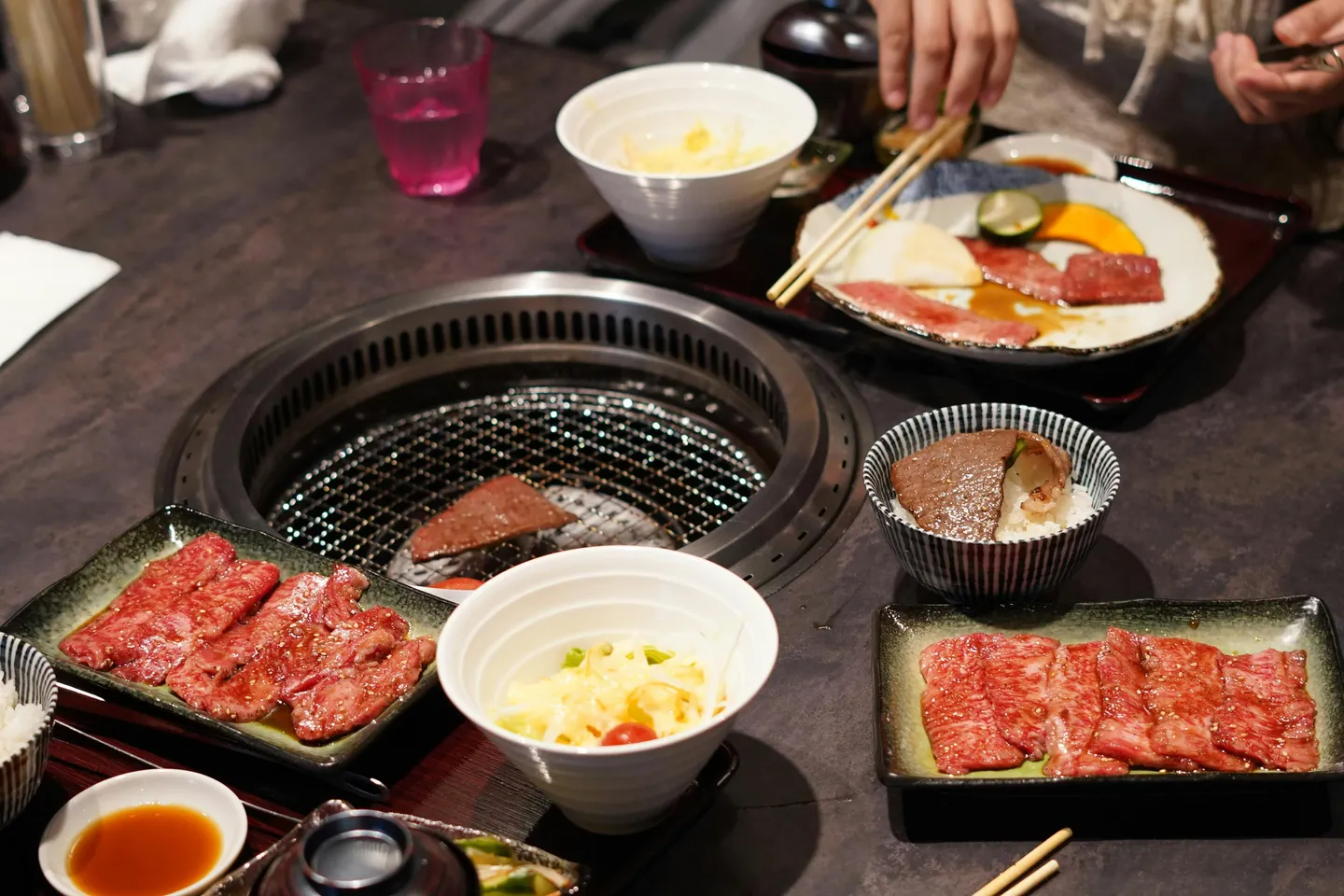 présentation d'un repas de Yakiniku autour du grill