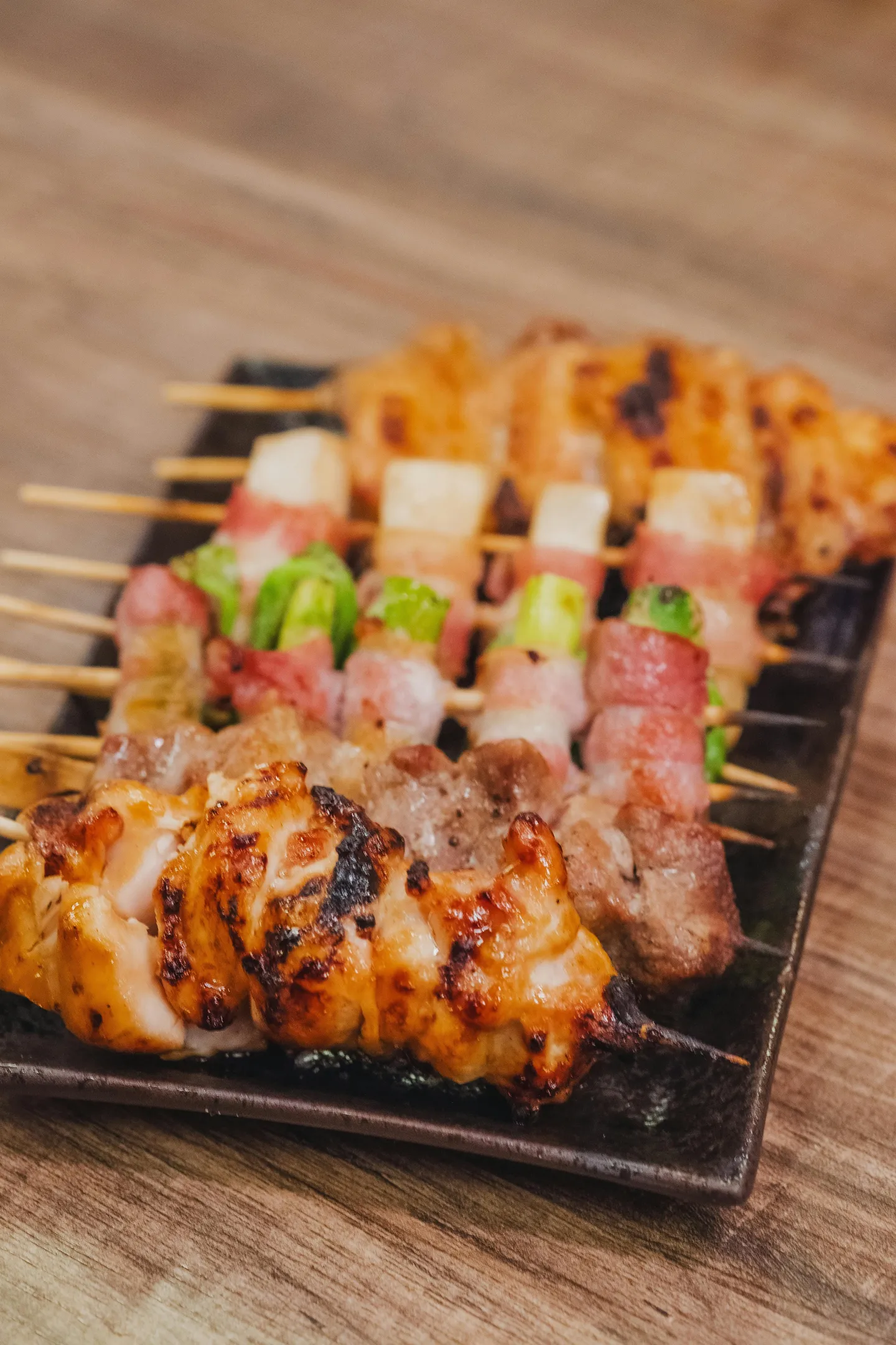 présentation de plusieurs brochettes yakitori