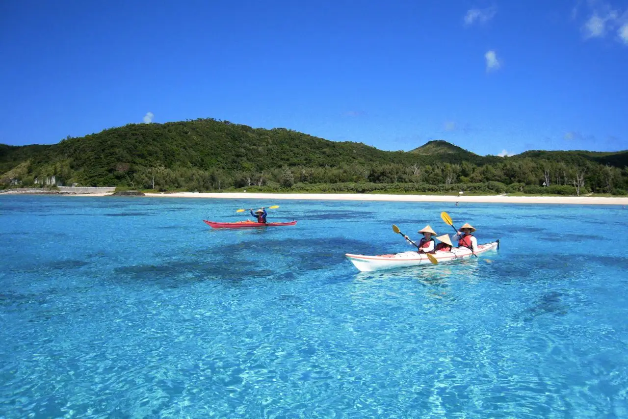 Voyage au Japon — Exploration en kayak sur les eaux cristallines de l'île de Zamami dans l'archipel des Kerama à Okinawa.