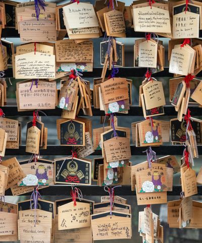 Expositions des plaquettes ema dans un sanctuaire shintoiste au Japon