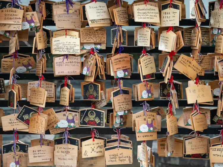 Expositions des plaquettes ema dans un sanctuaire shintoiste au Japon