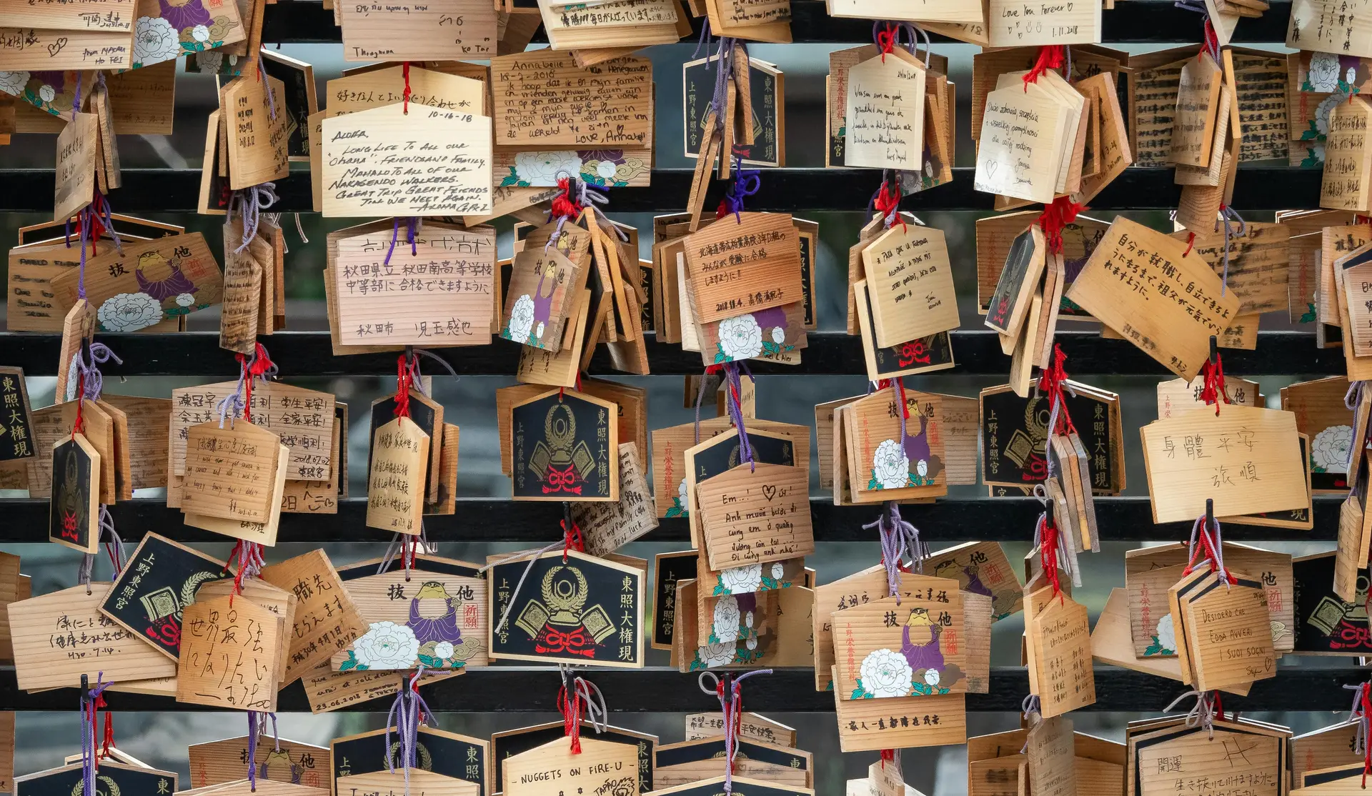 Expositions des plaquettes ema dans un sanctuaire shintoiste au Japon