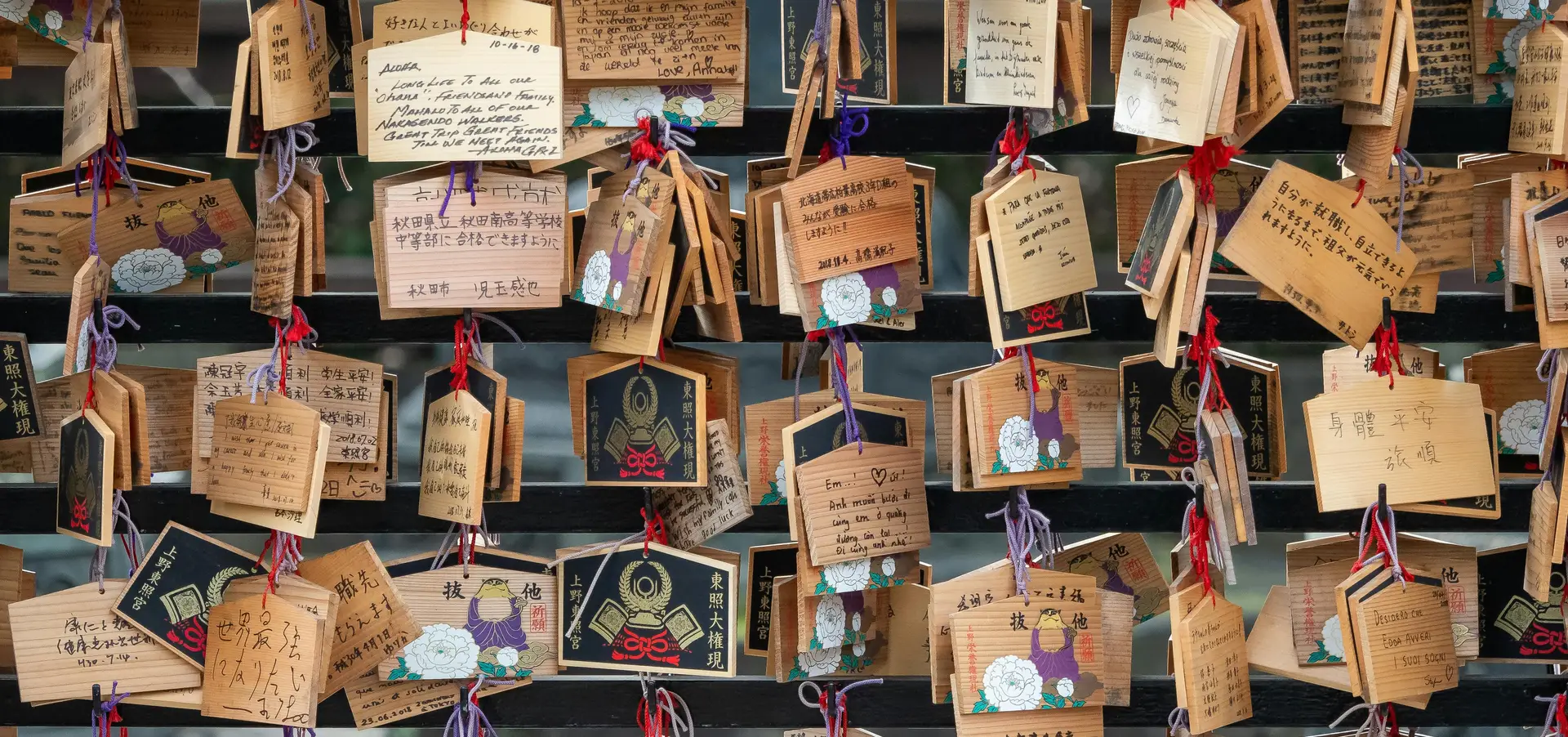 Expositions des plaquettes ema dans un sanctuaire shintoiste au Japon