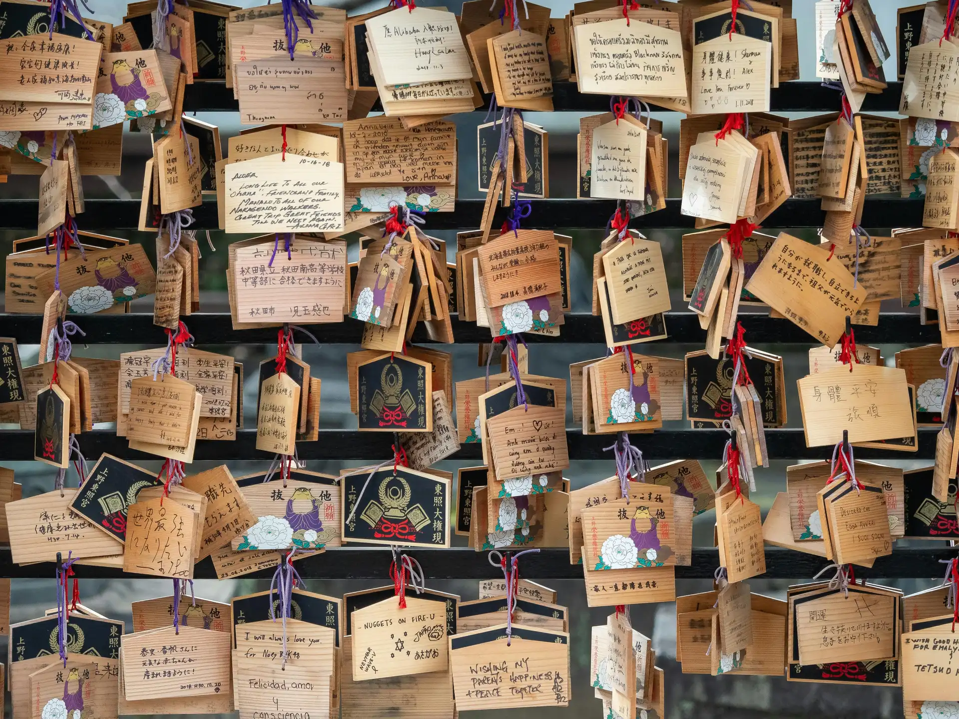 Expositions des plaquettes ema dans un sanctuaire shintoiste au Japon