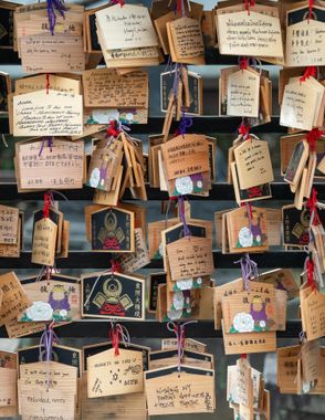 Expositions des plaquettes ema dans un sanctuaire shintoiste au Japon