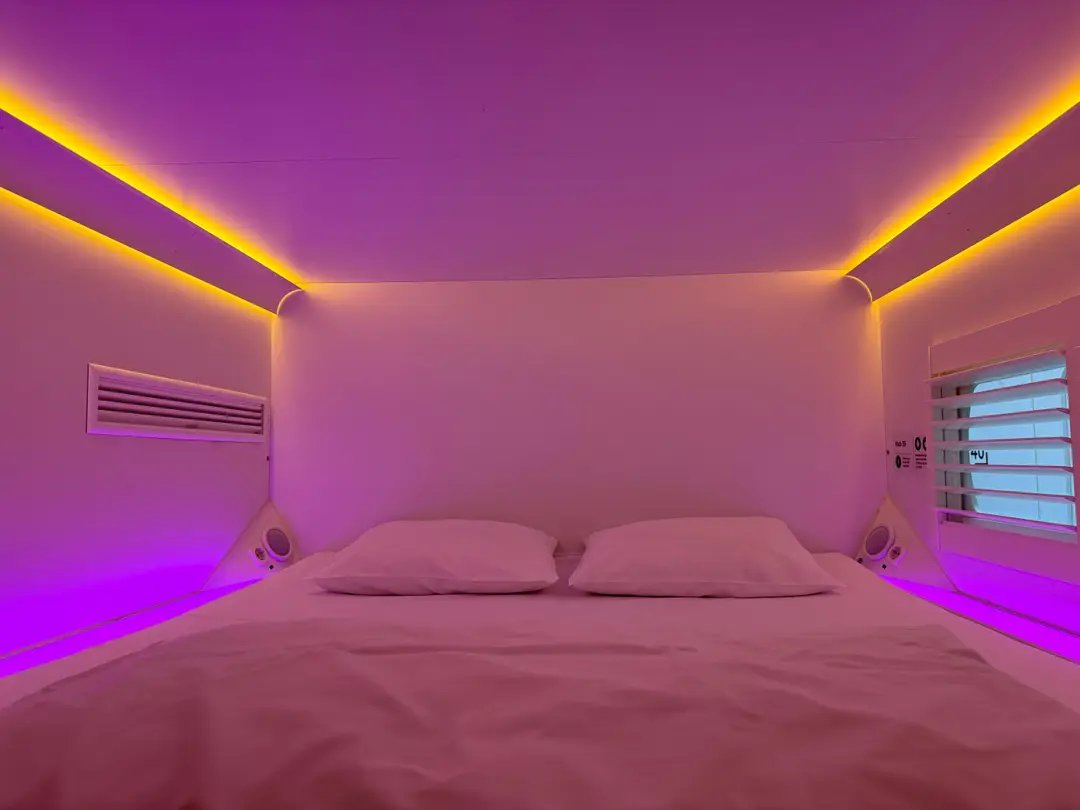 Intérieure d'une chambre d'un hôtel capsule.