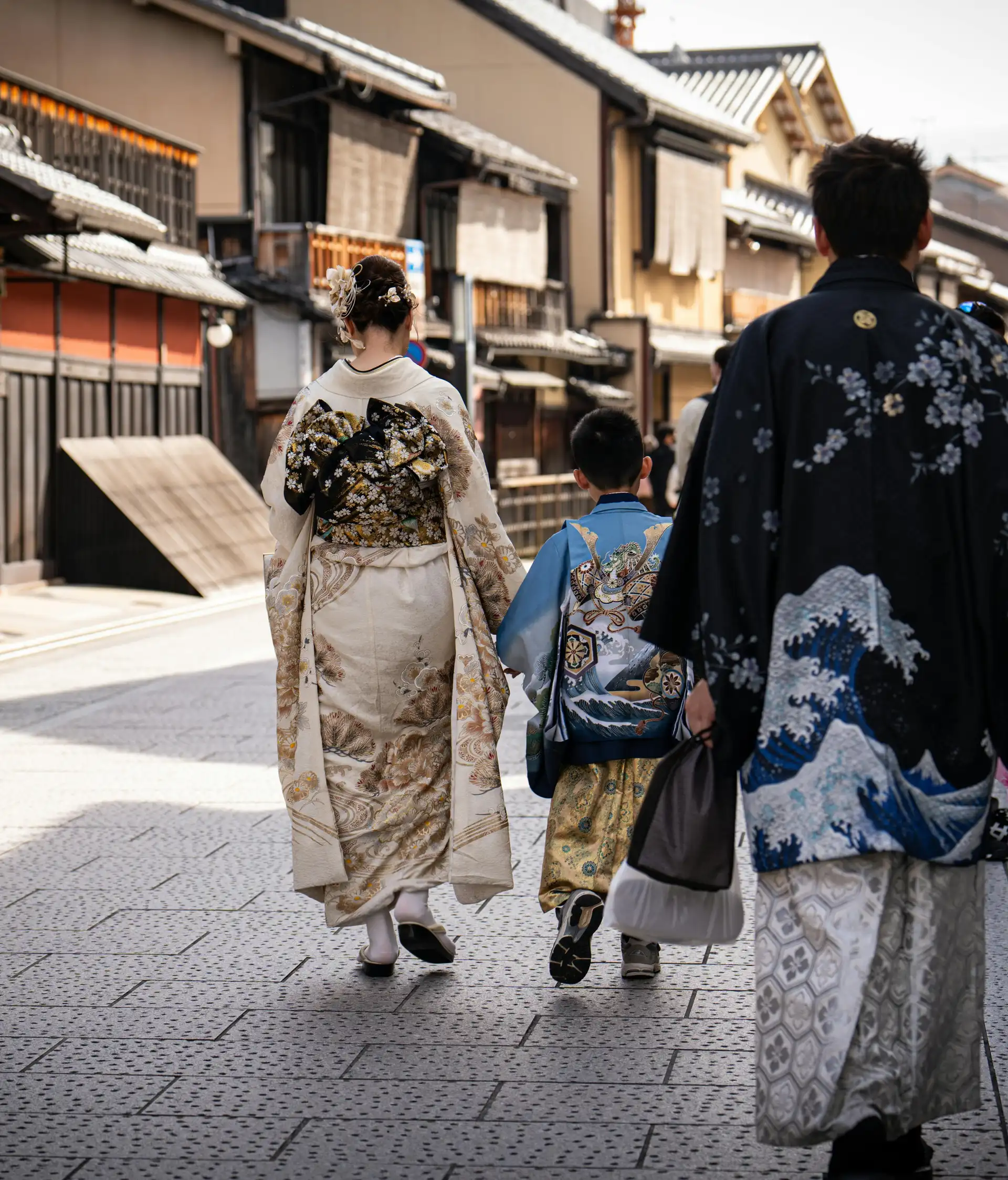 Famille en kimono marchant dans une rue à Kyoto.