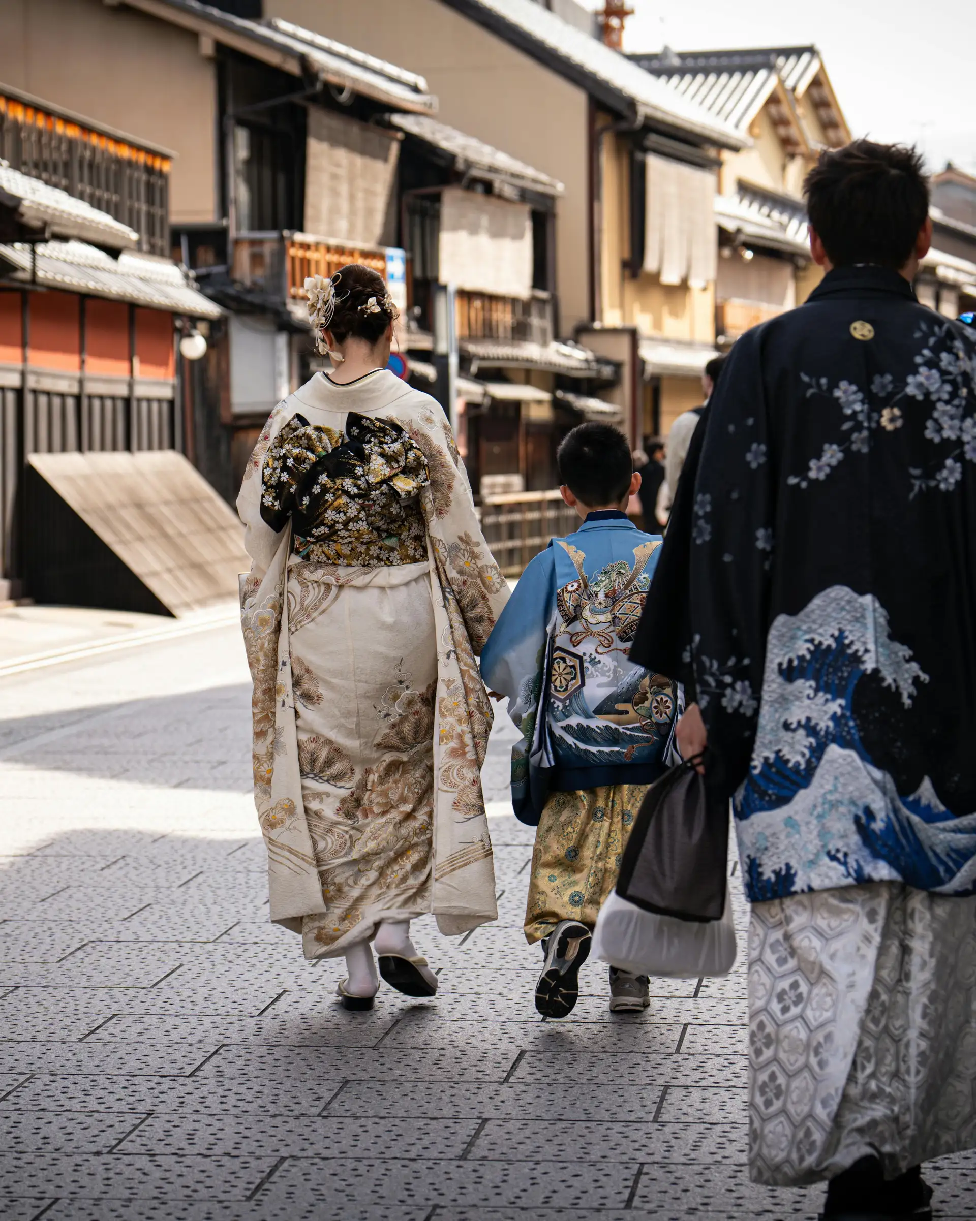 Famille en kimono marchant dans une rue à Kyoto.