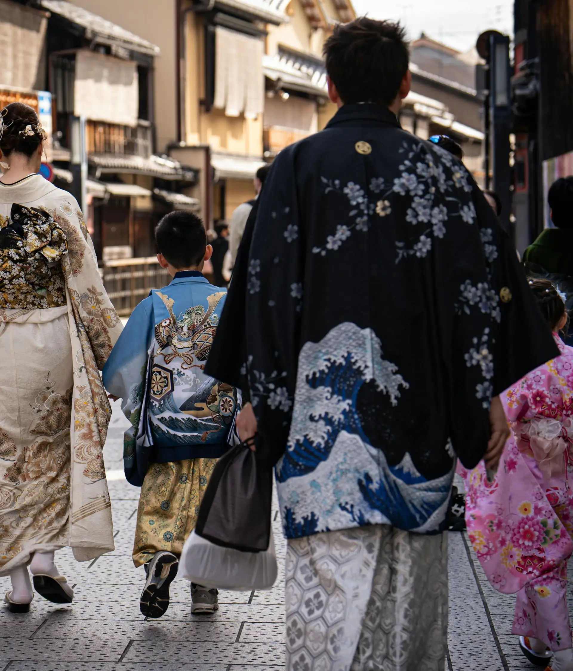 Voyage en Asie – Promenade en kimono traditionnel dans les ruelles historiques de Ninenzaka à Kyoto, expertise terrain réelle.